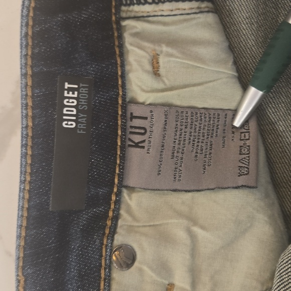 NWT Kut From The Cloth Gidget Fray Denim Shorts Blue Size 6 - Picture 8 of 8